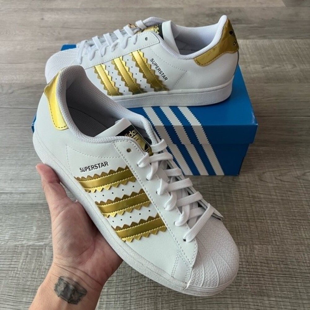 💜Adidas💜Superstar Originals Sneakers-Gold/White-size 9.5-NEW!